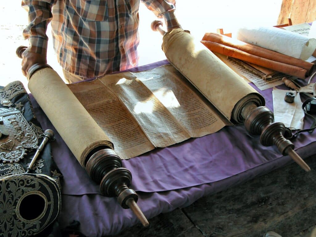 torah-scroll-tb112802007