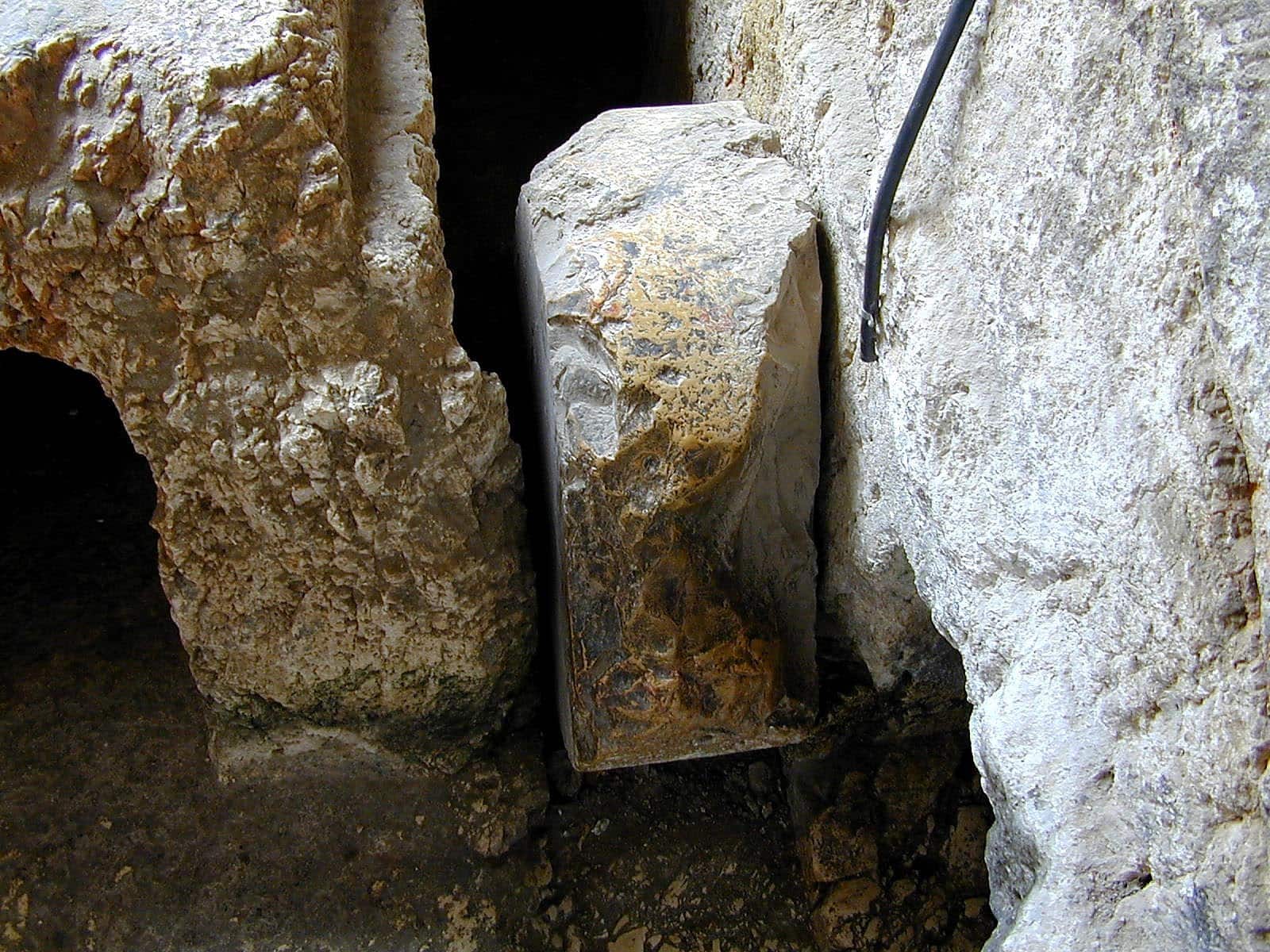 tomb-of-kings-rolling-stone-tb042200210