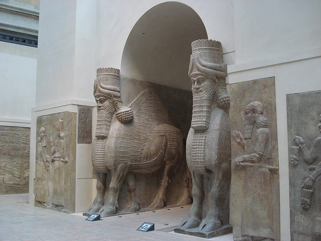 1024px-human-headed_winged_bulls_gate_khorsabad_-_louvre_02a