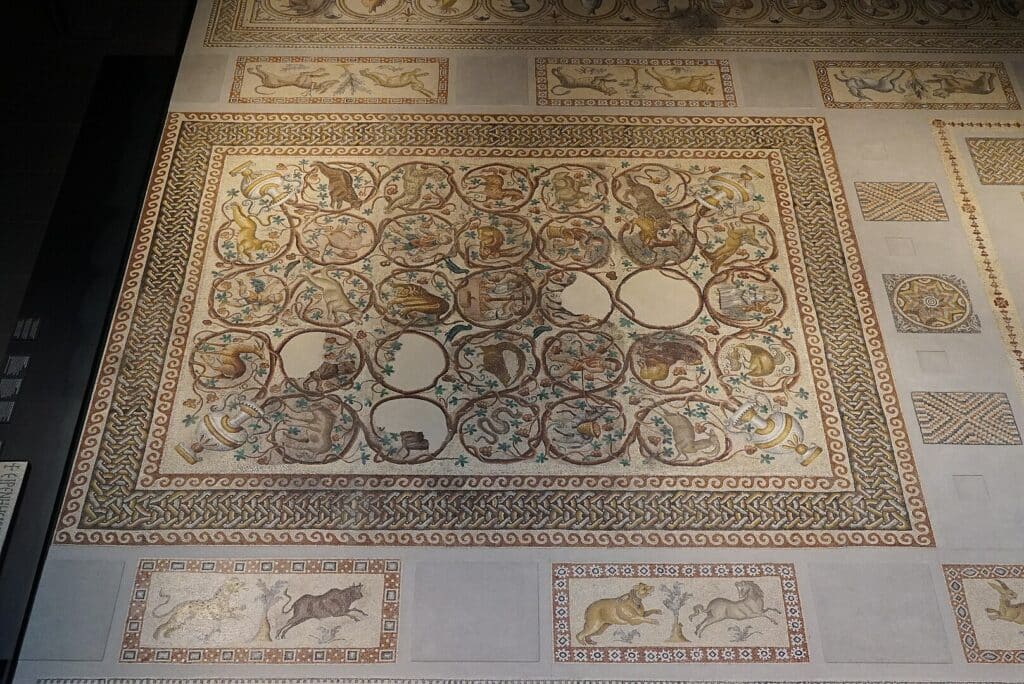 1617px-mosaique_qabr_hiram_08930