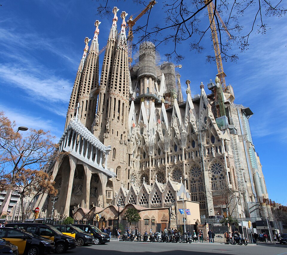 960px-basilique_sagrada_familia_facade_sud_ouest_barcelone_12