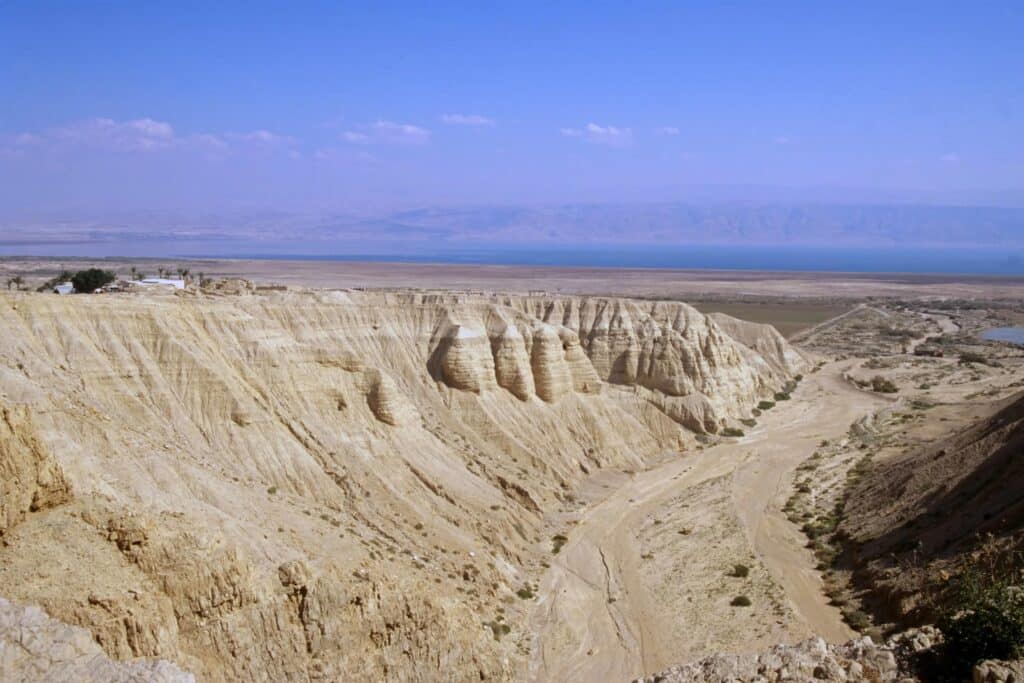 wadi-qumran-with-khirbet-qumran-and-caves-tbs96319700